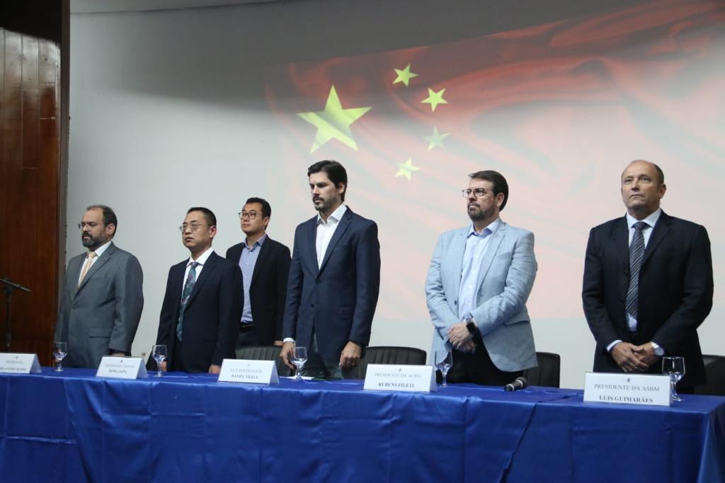 Daniel Vilela (MDB) e Rubens Fileti (Acieg) durante evento com delegação chinesa. (Foto: Jota Eurípedes)