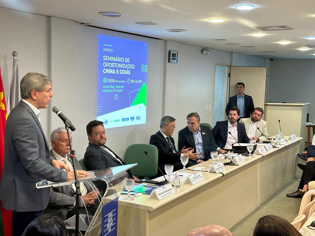 Presidente da Acieg e Vice Governador do Estado em seminário de oportunidades com embaixador da China. (Foto: Leandro Coutinho)