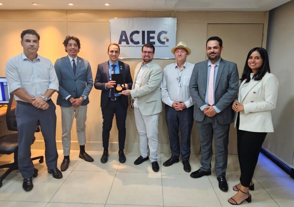 Vice-chefe de missão de israel recebe medalha de honra da Acieg. (Foto: Barbara Zaiden)