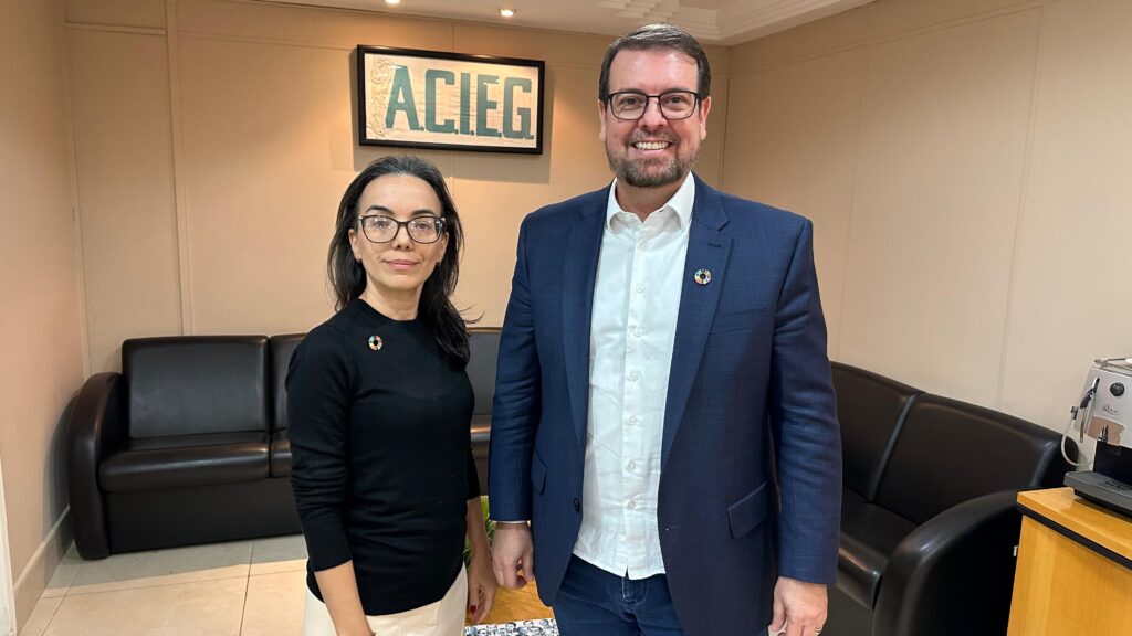 Rubens Fileti e Paola Monteiro com botton das ODS. (Foto: Lucas Almeida)
