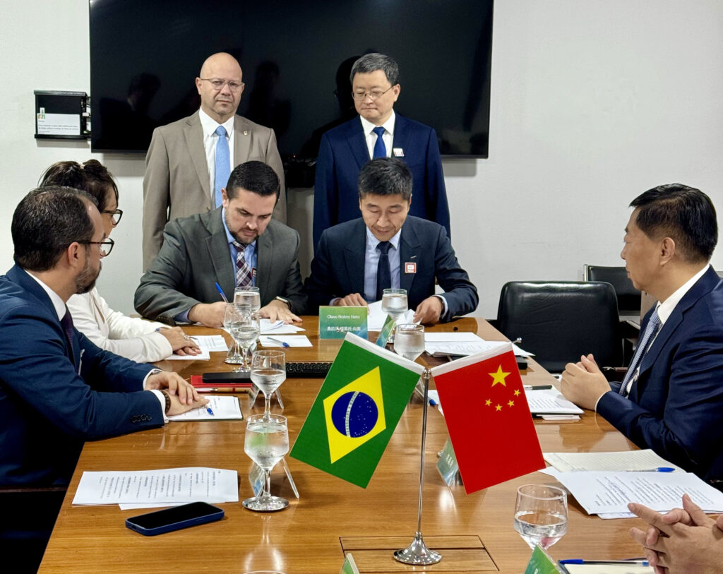 O acordo foi assinado pelo vice-presidente Thiago Falbo durante reunião no Palácio do Planalto, em Brasília. (Foto: Divulgação)