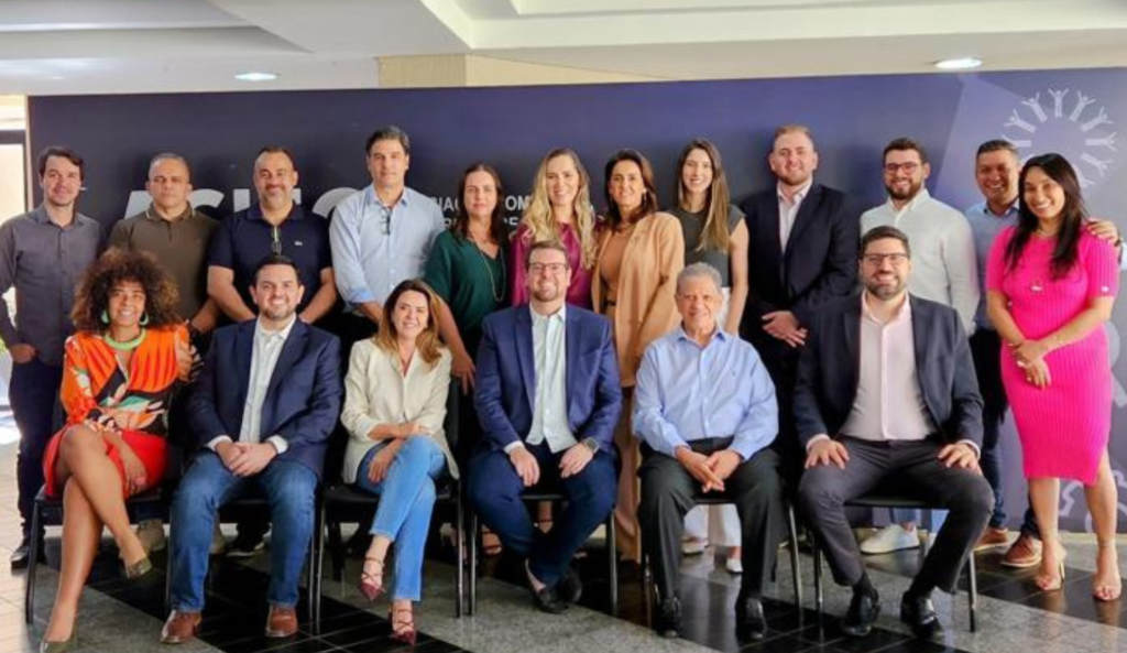 Equipe reunida para desenvolver planejamento estratégico. (Foto: Divulgação)