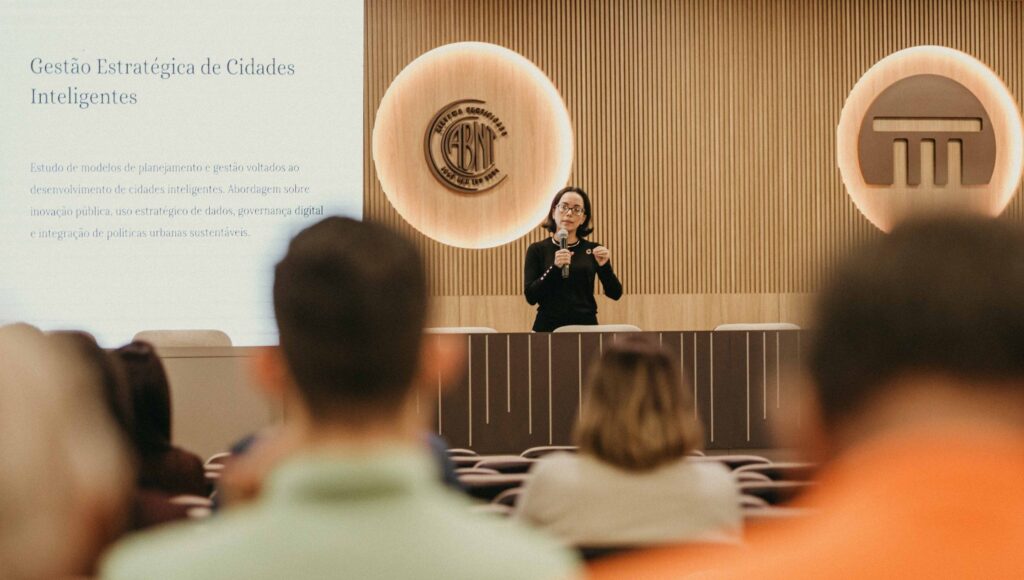 Paola Monteiro na aula do TCE-MT