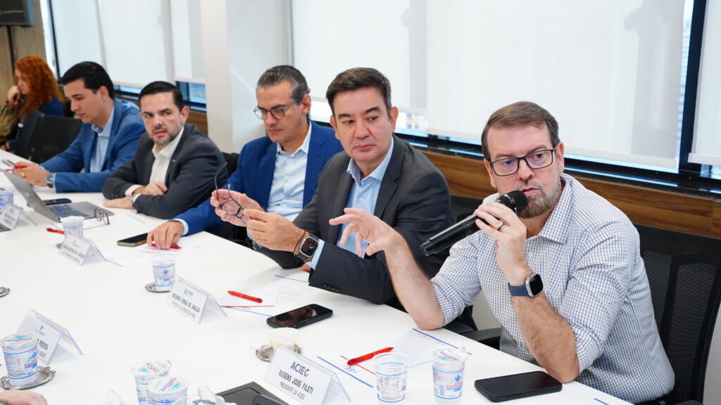 Lideranças empresariais na reunião do fórum em julho de 2026