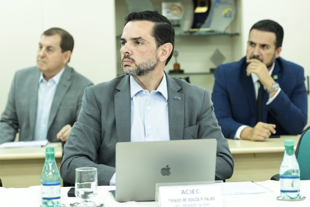 Thiago Falbo participa da Reunião do FEE