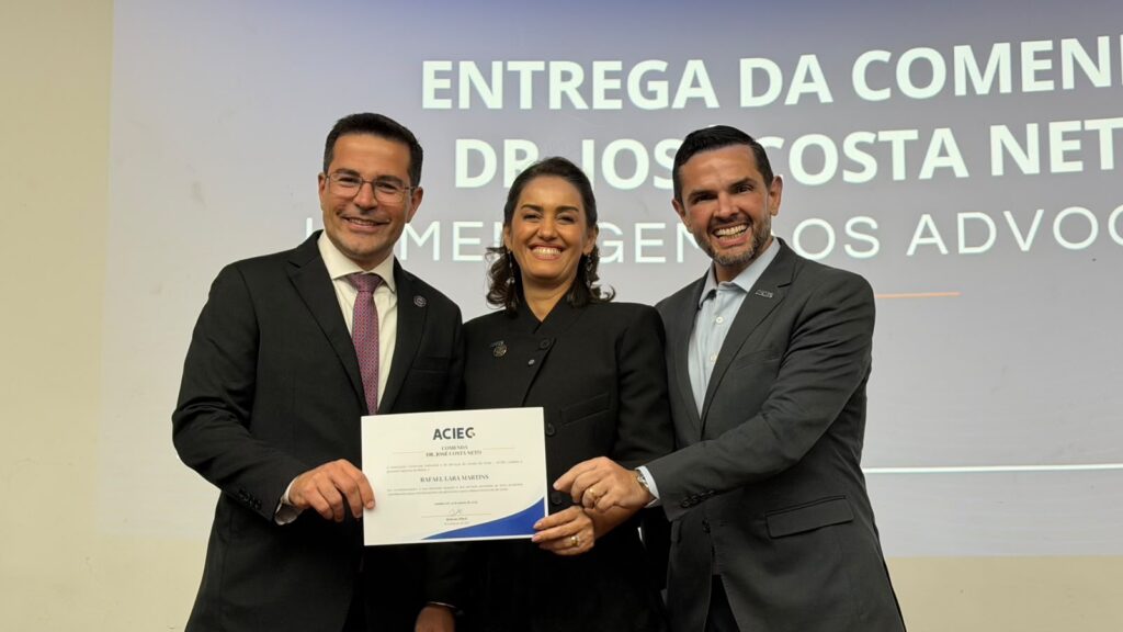 Thiago Falbo e Tatiana Accioly entregam comenda a Rafael Lara